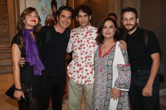 Χάρις Αλεξίου: Οι διάσημοι φίλοι που βρέθηκαν στο πλευρό της στη θεατρική της πρεμιέρα