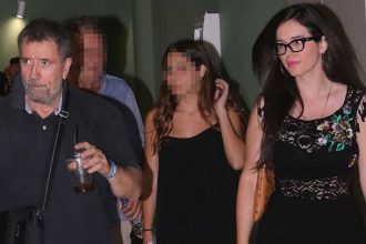 Σπύρος Παπαδόπουλος: Με μελαχρινή συνοδό στο θέατρο μετά τον χωρισμό του από την Νικολέτα Κοτσαηλίδου