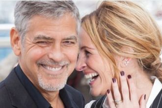 Τζορτζ Κλούνεϊ και Τζούλια Ρόμπερτς για το φιλί στην ταινία «Ticket to Paradise»