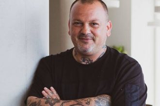 Δημήτρης Σκαρμούτσος: «Νιώθω μεγάλη ντροπή για το σαρδάμ, ζητώ συγγνώμη»