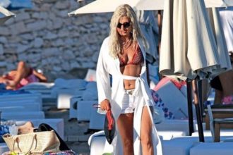 Παθιασμένα φιλιά Μαρίνας Πατούλη & Βλάσση Χολέβα στη Μύκονο