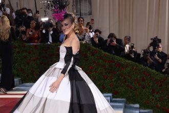 Η Σάρα Τζέσικα Πάρκερ με την οικογένειά της στην πρεμιέρα του «Hocus Pocus 2»