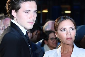 H πολυαναμενόμενη επίδειξη της Βικτόρια Μπέκαμ με τον Μπρούκλιν και τη Νίκολα στο πλευρό της