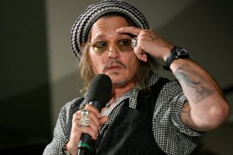 Johnny Depp: Απατεώνας έκλεψε 40.000 δολάρια από ηλικιωμένη, υποδυόμενος τον ηθοποιό