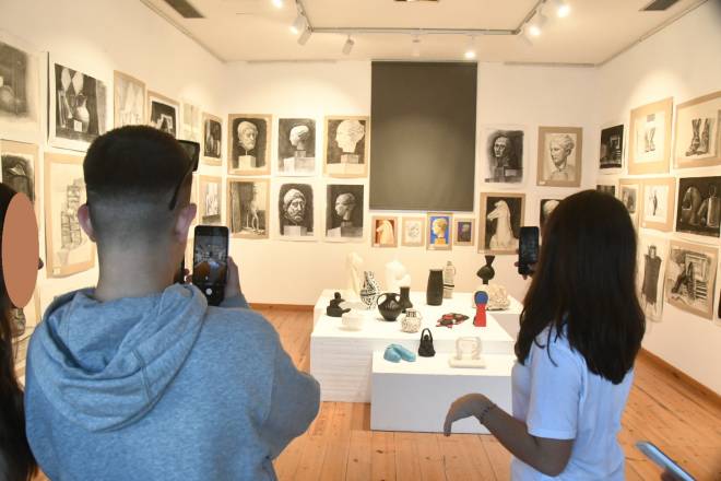 Μαθητές από το γυμνάσιο Ριόλου στην ετήσια έκθεση του Εικαστικού Εργαστηρίου