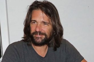 Βλάσσης Χολέβας για Μαρίνα Πατούλη: «Εσείς δεν φιλάτε τις φίλες σας;»