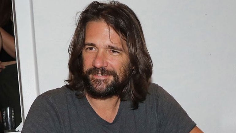 Βλάσσης Χολέβας για Μαρίνα Πατούλη: «Εσείς δεν φιλάτε τις φίλες σας;»