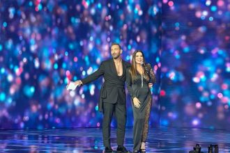 «Άντζελα, θεά, μας πήρες τα μυαλά!» – Πανικός στο Twitter με την εμφάνιση της «λαίδης» στο J2US