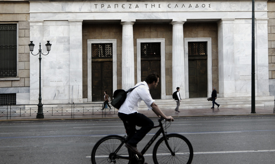 Οι κεντρικές τράπεζες μαζεύουν ρευστό για να σώσουν τα νομίσματά τους