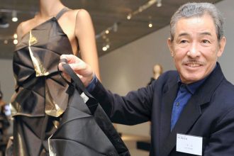 Φόρος τιμής στον Issey Miyake στην Εβδομάδα Μόδας στο Παρίσι
