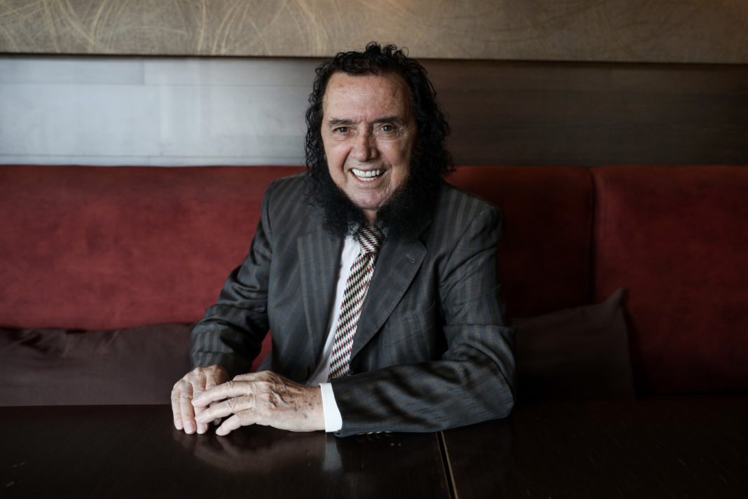 Σταμάτης Κόκοτας: Το αστρονομικό ποσό που του έδιναν για να κόψει τις φαβορίτες του και οι μύθοι με το τραγούδι «Γιε μου»