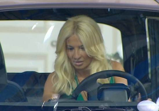 Ούρλιαζε η Σκορδά κλειδωμένη μέσα στο αυτοκίνητο: «Βγάλτε με έξω, έχω κλειστοφοβία»