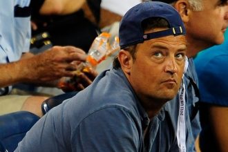 Μάθιου Πέρι: Πώς άλλαζε η εμφάνισή του στα «Φιλαράκια» ανάλογα με τις ουσίες