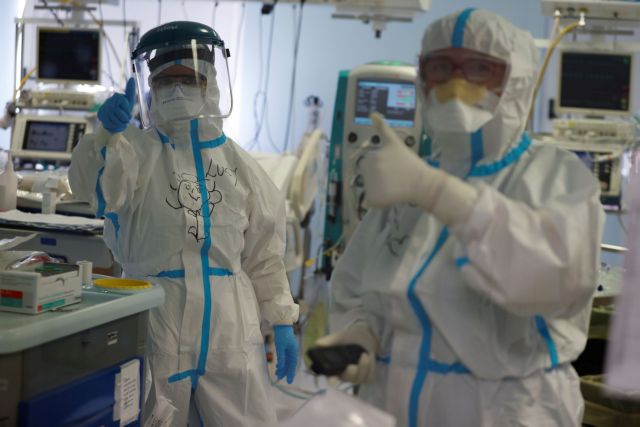 Ιταλία: Η Μελόνι επαναφέρει γιατρούς και νοσοκόμους που δεν εμβολιάστηκαν στις θέσεις εργασίας τους