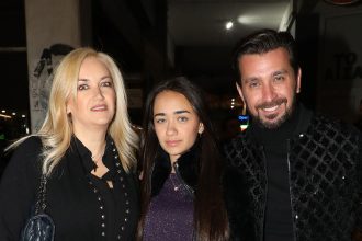 Θάνος Πετρέλης: Σε σπάνια βραδινή εμφάνιση με την σύζυγό του, Σοφία και την κόρη τους