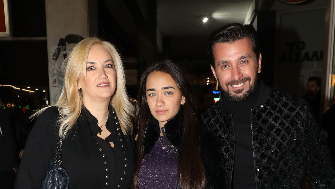 Θάνος Πετρέλης: Σε σπάνια βραδινή εμφάνιση με την σύζυγό του, Σοφία και την κόρη τους