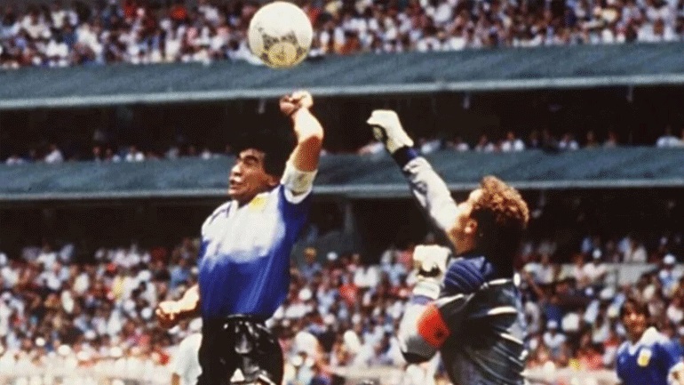 Πωλήθηκε η μπάλα από το «χέρι του θεού» αντί 2,3 εκατομμυρίων ευρώ