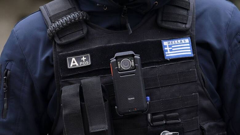 Κάλεσαν το 100 για να συλλάβει οικογένεια για 20 ευρώ βενζίνη - Τα πλήρωσε τελικά αστυνομικός