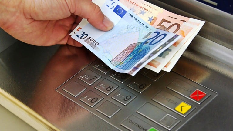 Επιταγή ακρίβειας: «Άνοιξε η ομπρέλα» των δικαιούχων – Ποιες είναι οι «παγίδες» που κρύβονται στα «ψιλά γράμματα»