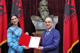 Η Dua Lipa πήρε την αλβανική υπηκοότητα – «Είμαι κι εγώ Αλβανίδα με χαρτιά»