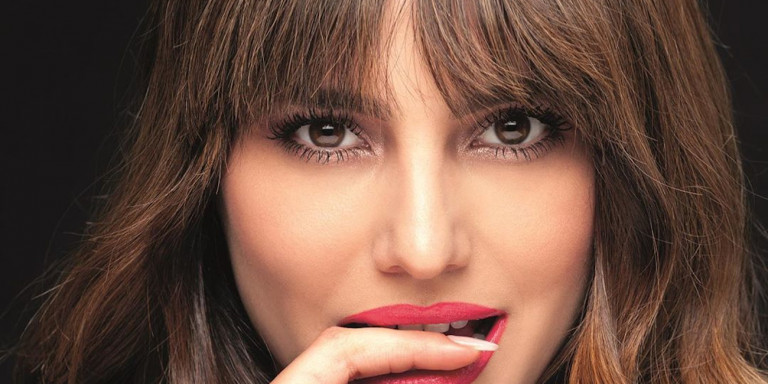 Η Πατρινή Ηλιάνα Παπαγεωργίου τηγανίζει αβγά... τόπλες!