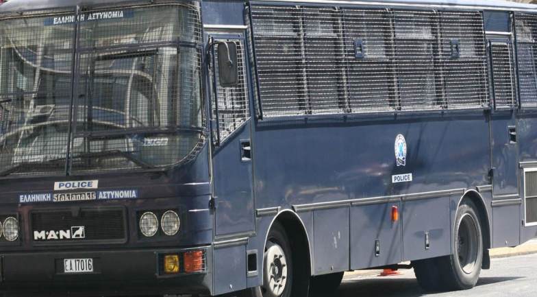 Επέτειος Πολυτεχνείου: Μολότοφ κατά κλούβας της ΕΛ.ΑΣ. στην Κλαυθμώνος