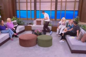 Δημήτρης Ουγγαρέζος σε Ελένη Μενεγάκη: Δεν είμαι παρουσιαστής, απλά κάθομαι εδώ