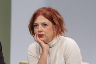 Ελένη Ράντου: Δεν εμπιστεύομαι τον Βασίλη Παπακωνσταντίνου, η γνώμη του είναι πάντα θετική