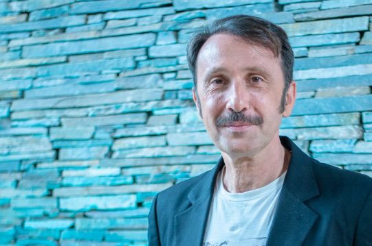 Ρένος Χαραλαμπίδης: «Έχω ξεφτιλιστεί από σκηνοθέτη και αρπαχτήκαμε στις μπουνιές»