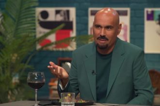 Δημήτρης Σκουλός: «Στο σχολείο με πλάκωναν στο ξύλο λόγω χρώματος»