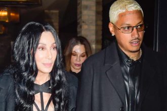 Cher: Η απάντηση στα αρνητικά σχόλια για τη διαφορά ηλικίας με τον σύντροφό της