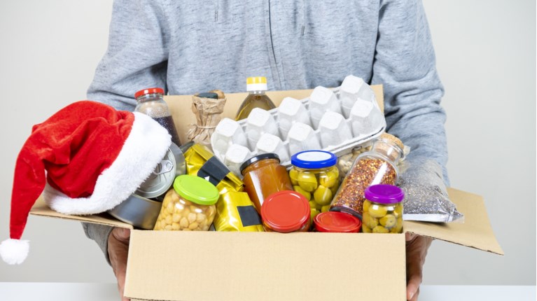 Χριστούγεννα ακρίβειας: Έρχεται το «εορταστικό καλάθι» και το «καλάθι των παιχνιδιών»