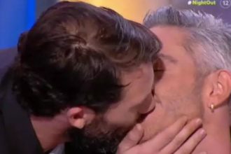 Αντίνοος Αλμπάνης: Φίλησε τον Θεοχάρη Ιωαννίδη στο στόμα on air – «Φιλάς ωραία»