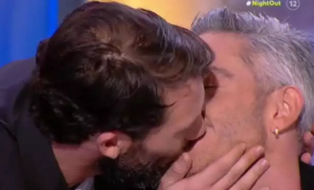 Αντίνοος Αλμπάνης: Φίλησε τον Θεοχάρη Ιωαννίδη στο στόμα on air – «Φιλάς ωραία»