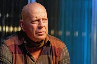 Μπρους Γουίλις: Η κόρη του, Σκάουτ, φωτογραφίζει τον πατέρα της, 9 μήνες μετά τη διάγνωσή του με αφασία