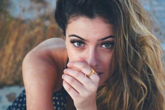 Σπάνιο στιγμιότυπο: Η Δανάη Λιβιεράτου ποζάρει αγκαλιά με τον μπαμπά της