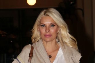 Ελένη Μενεγάκη: Έστειλε φιλιά στον Νίκο Μουτσινά χωρίς να ξέρει ότι παίζει σε επανάληψη