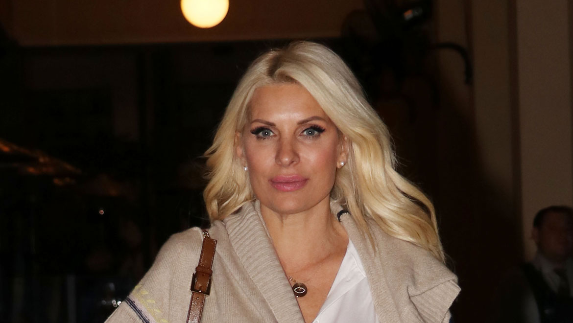 Ελένη Μενεγάκη: Έστειλε φιλιά στον Νίκο Μουτσινά χωρίς να ξέρει ότι παίζει σε επανάληψη