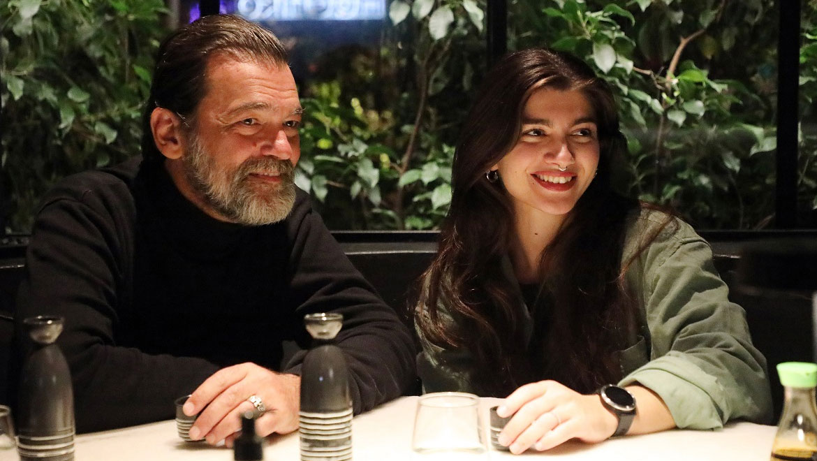 Κωνσταντίνος Καζάκος: Απαντά στα αρνητικά σχόλια για τη διαφορά ηλικίας με τη σύντροφό του