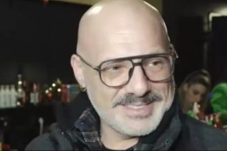 Νίκος Μουτσινάς: «Μην το συνεχίζετε, δεν σέβεστε…» – Έξαλλος με τους δημοσιογράφους ο παρουσιαστής