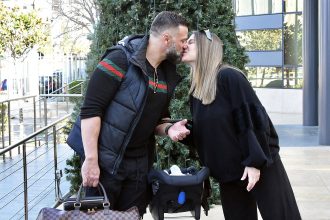 Κώστας Σόμμερ – Βαλεντίνη Παπαδάκη: Εξιτήριο από το μαιευτήριο με τη νεογέννητη κόρη τους