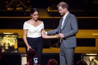 Ο Χάρι και η Μέγκαν κατηγορούν τη βασιλική οικογένεια ότι «ψεύδεται»