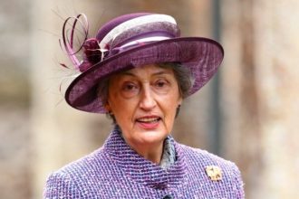 Η νονά του πρίγκιπα Ουίλιαμ ζήτησε συγγνώμη για σχόλιά της