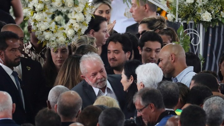 Ο Πρόεδρος Λούλα δίπλα στο φέρετρο του Πελέ