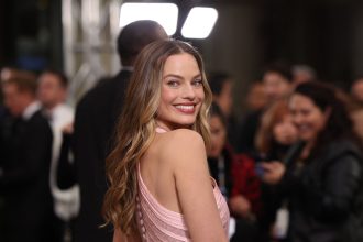 Δείτε το υπέροχο φόρεμα που φόρεσε η Margot Robbie στις Χρυσές Σφαίρες