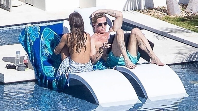 Μπραντ Πιτ: Ηλιοθεραπεία με τη 29χρονη σύντροφό του