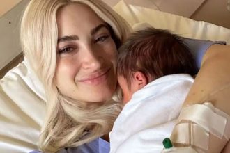 Ιωάννα Τούνη: Nανουρίζει τον 10 ημερών γιο της - «Το μικρό μου βασανάκι»