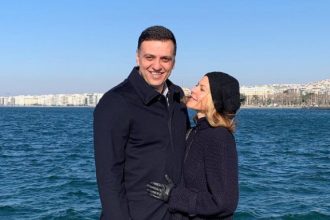 Τζένη Μπαλατσινού: «Στην αγάπη ελαφραίνουν όλα» – Ποζάρει πρώτη φορά με τα τέσσερα παιδιά της