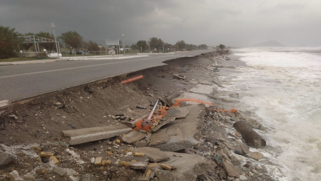 Κακοκαιρία: Θυελλώδεις άνεμοι σαρώνουν τη Ρόδο – Δέντρα ξεριζώθηκαν, έκλεισαν δρόμοι