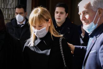 Μάρα Ζαχαρέα: Συντετριμμένη στην κηδεία του πατέρα της